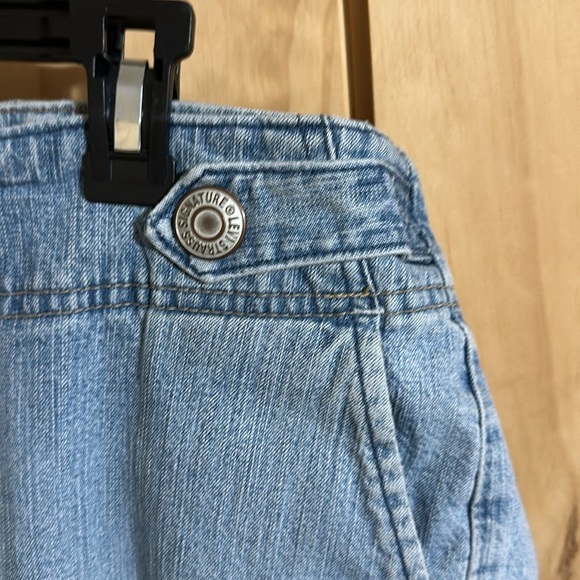 Levi Strauss Stretch Capris. Women's Light Blue Jeans - Picture 4 of 6